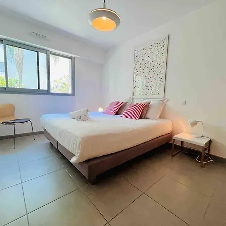 Appartement Le White Pearl : 4 Prs, Parking, Clim
