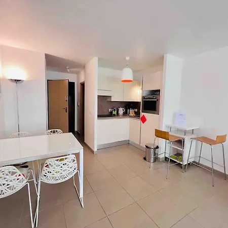 Appartement Le White Pearl : 4 Prs, Parking, Clim